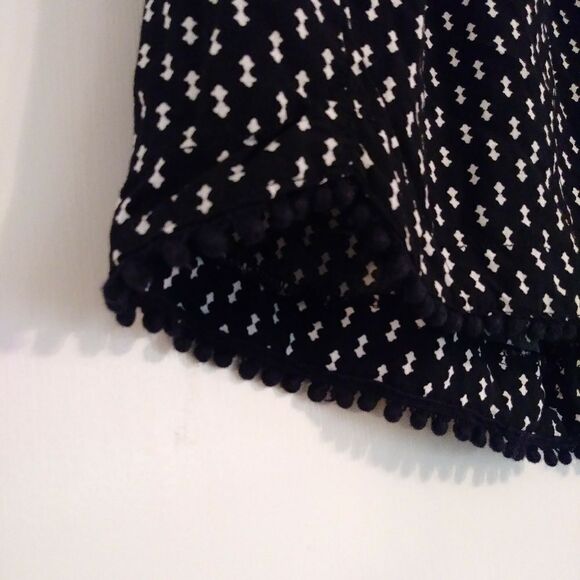 A.n.a Black & White Pattern Hi Rise Pom Pom Shorts - Picture 3 of 8